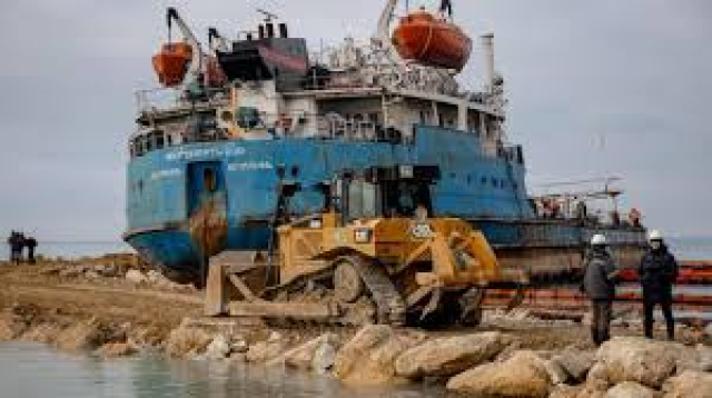 В Крыму откачали мазут с танкера «Волгонефть-239»