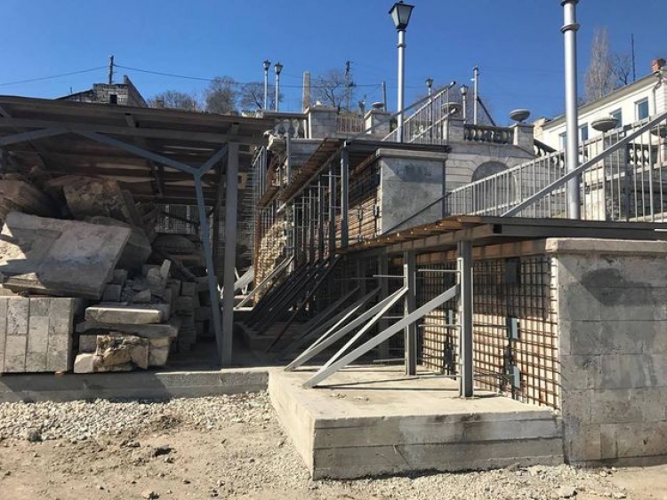 Началась реставрация Митридатской лестницы