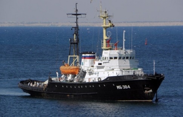 Спасательная операция: буксир со спасенными моряками тянут другим буксиром