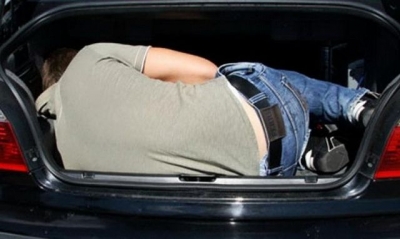 Трое друзей несколько часов возили по городу своего младшего знакомого в багажнике