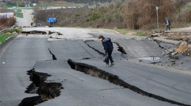 В Крыму до сих пор не приступили к ремонту Севастопольской трассы (видео)