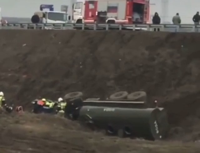 Под Феодосией перевернулась военный грузовик