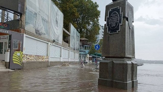 В Севастополе сильный ливень подтопил дома и улицы, забил ливневую канализацию