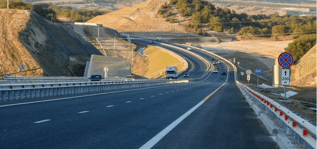 На трассе «Таврида» трескается асфальт и обваливаются откосы