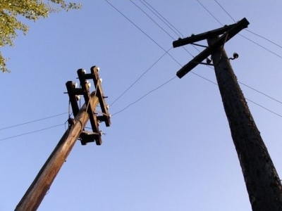 В частном дворе едва не погибла девочка – родные набросили «воздушку» на линию электропередач