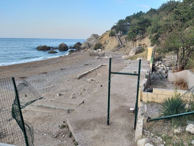 В Батилимане сломали заграждение, установленное военными на пути к морю