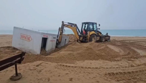 Установленные на пляже в Севастополе укрытия провалились в песок