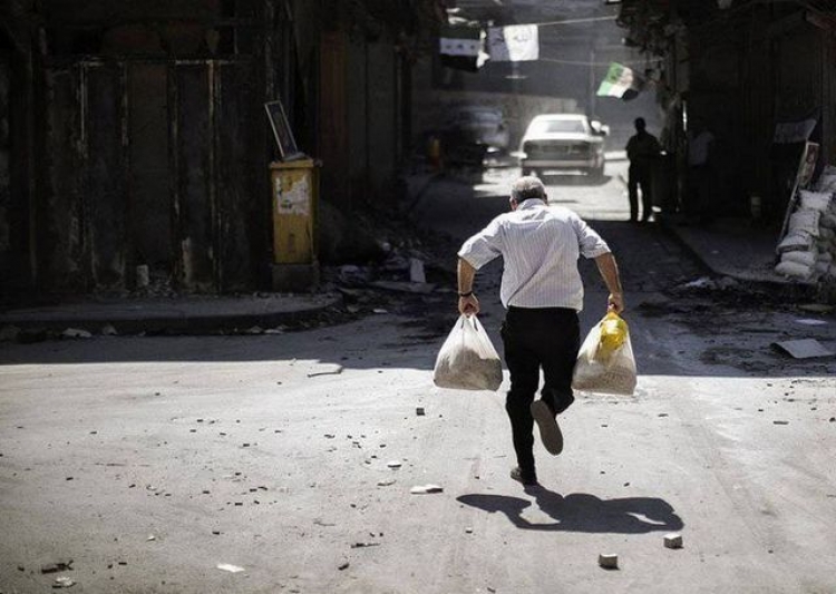 У предпринимателя грабитель отобрал сумку с деньгами