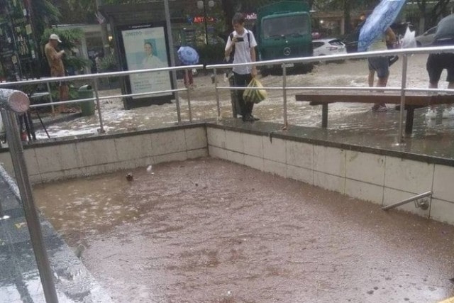 На Крым обрушились дожди, жители утверждают, что «кислотные» (видео)