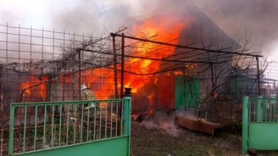 Рискуя жизнью, пожарные вынесли из горящего дома три газовых баллона