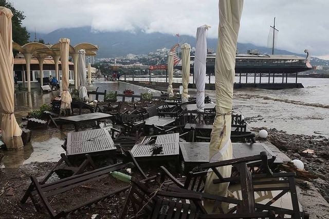 Из Крыма уезжают туристы – воды нет, купаться нельзя, всюду грязь