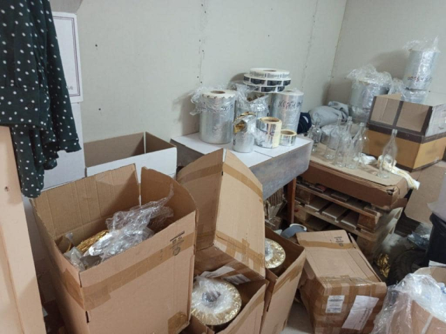 В Крыму обнаружили цех по производству фальшивого алкоголя под видом известных брендов