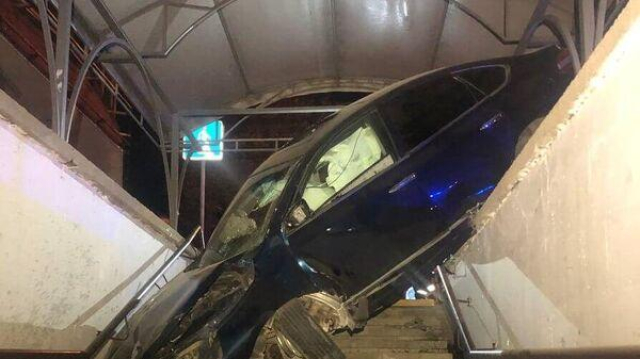 В Симферополе «Nissan» въехал в подземный пешеходный переход