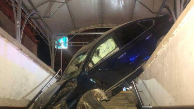 В Симферополе «Nissan» въехал в подземный пешеходный переход