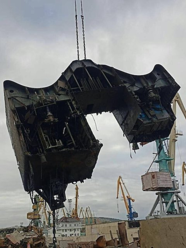 Россияне поднимают со дна остатки БДК «Новочеркасск», уничтоженного Силами обороны