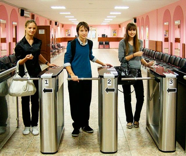 На экзамен – через рамку металлоискателя: в школах Крыма усилили меры безопасности