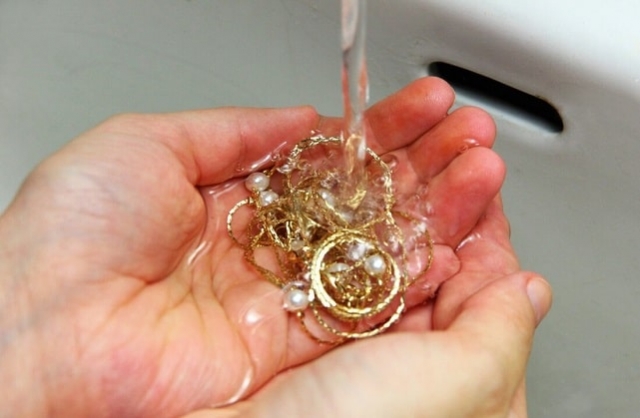 Как почистить золотые украшения в домашних условиях (быстро и эффективно)