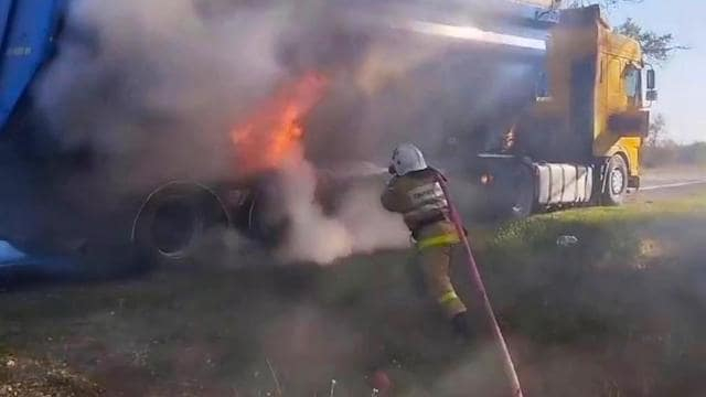 ДТП у села Дрофино - у грузовика взорвалось колесо, машина загорелась