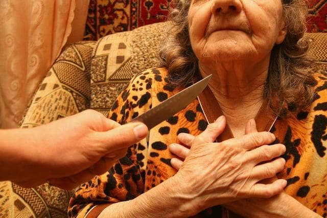 89-летняя пенсионерка дала отпор разбойнику, который намеревался ограбить ее