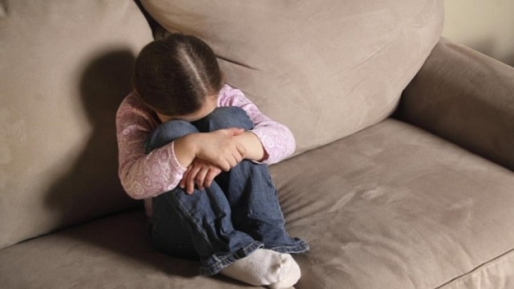 Девочку, которую жестоко избила мать, выписали из больницы и передали бабушке