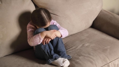 Девочку, которую жестоко избила мать, выписали из больницы и передали бабушке