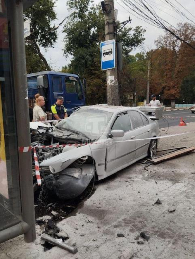 Водитель в Симферополе протаранил остановку