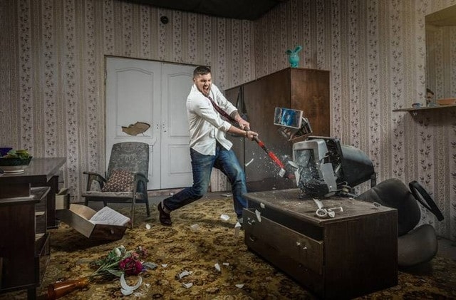 Ревнивый мужчина разбил автомобиль и уничтожил мебель в чужом доме