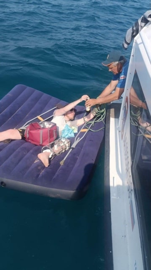 Спасатели в Приморском спасли мужчину, которого на матрасе унесло в море