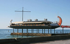 В Ялте снесут легендарный ресторан-галеру «Арго»