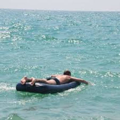 Под Евпаторией туриста на матрасе едва не унесло в открытое море