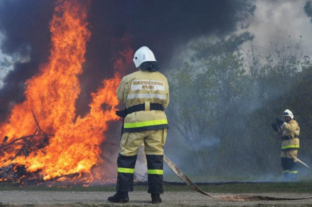 Спасатели вынесли три баллона с газом из горящего дома