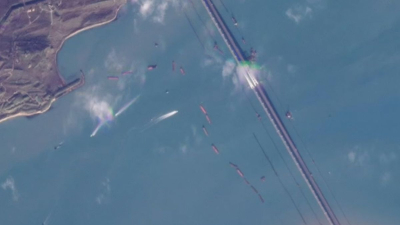 Очередной шторм уничтожил часть заграждений у Керченского моста