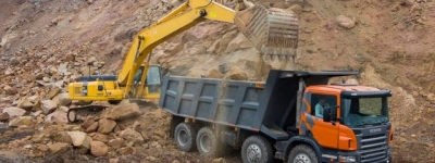 В Керчи на подъезде к заводу имени Войкова в котлован сорвался КамАЗ-миксер.