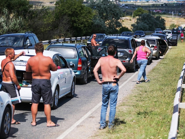 Переправа в Керчи не справляется с потоком машин и людей