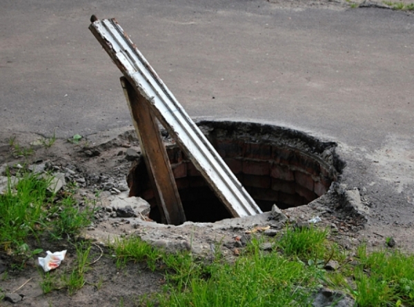 Двое погибших, один в реанимации – таков итог чистки канализационного колодца