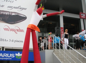 Динамічна надувна реклама для заходів та магазинів: як вона діє?