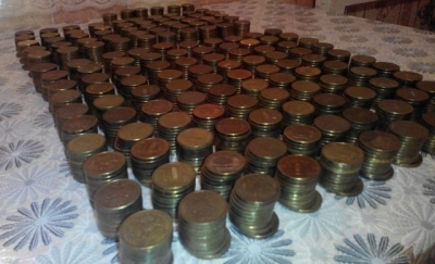 Несколько ведер «штрафа» принесли активисты судебным исполнителям в Бахчисарае (видео)