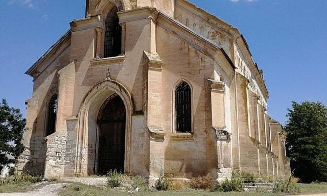 В селе Александровка разрушается уникальный неоготический храм (фото)