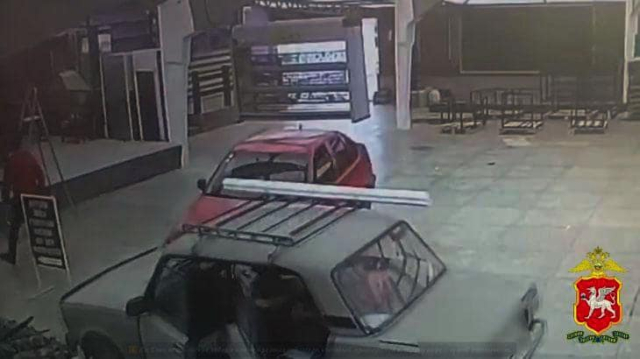 Под Саками мужчина на машине проломил витрину кафе