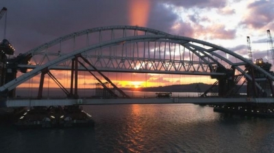 С Крымского моста сорвался рабочий?