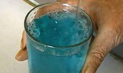 В Симферополе из кранов течет вода голубого цвета (видео)