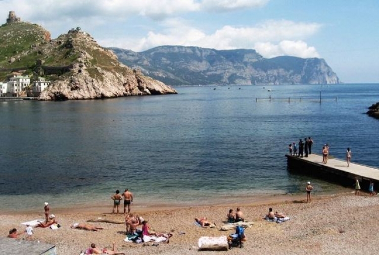 Знак, запрещающий движение транспорта, появился на дороге к популярным пляжам Васили и «Мраморный»