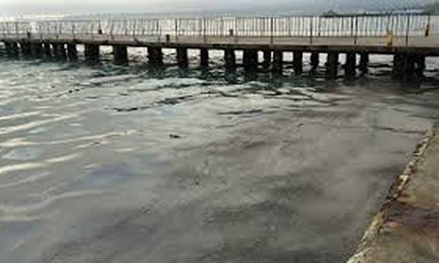 В Керченском проливе обнаружены новые пятна мазута