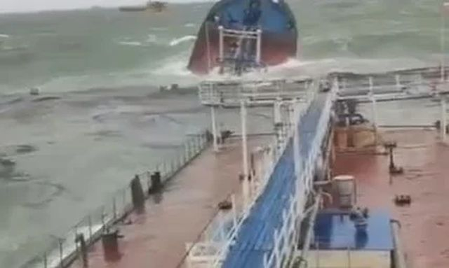 В Крыму затонули два танкера с нефтью – в Greenpeace заявили о масштабной катастрофе