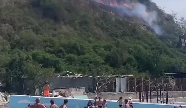 Пожар в отеле «Ялта Интурист» распространился на площадь 1,5 гектара