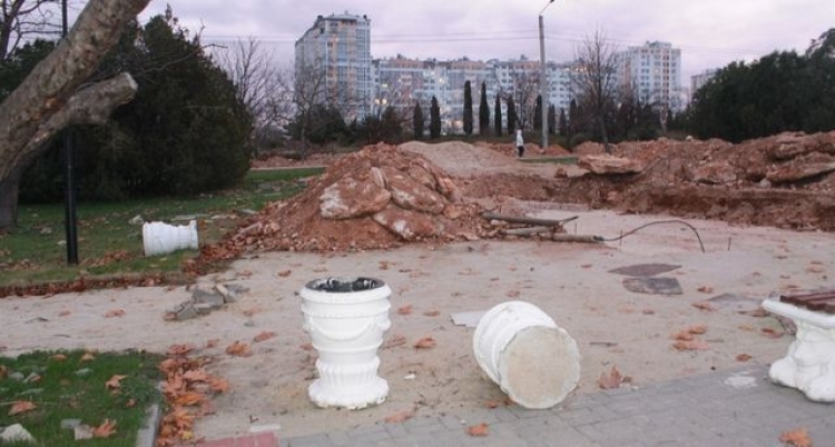 Парк Победы в Севастополе в ожидании реконструкции стремительно разрушается