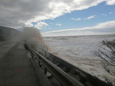 Штормом и ветром размыло дорогу возле поселка Морское