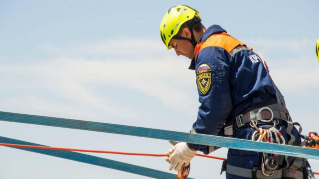 На крутом склоне в горах застряли туристы с детьми