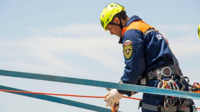 На крутом склоне в горах застряли туристы с детьми