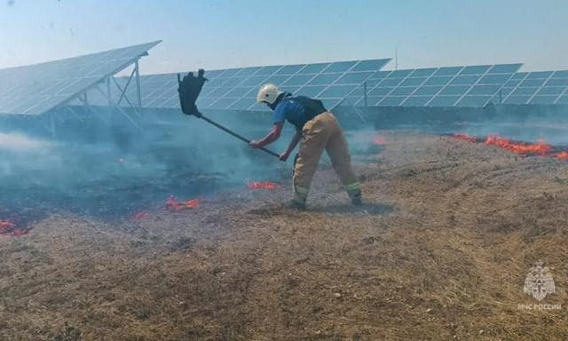 Пожарные погасили большой пожар в Кировском районе